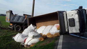 U Věže havaroval náklaďák s brambory