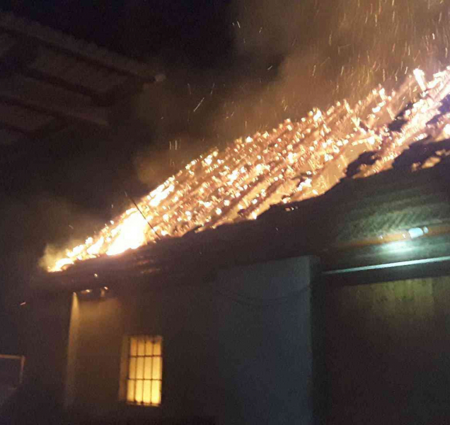 V Kozlově hořela střecha hospodářského stavení