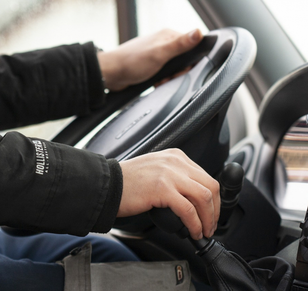 Řidič jel nepřipoutaný a ještě pod vlivem