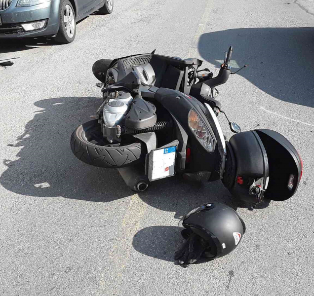 Během nehody auta s motorkou došlo ke zranění motorkáře