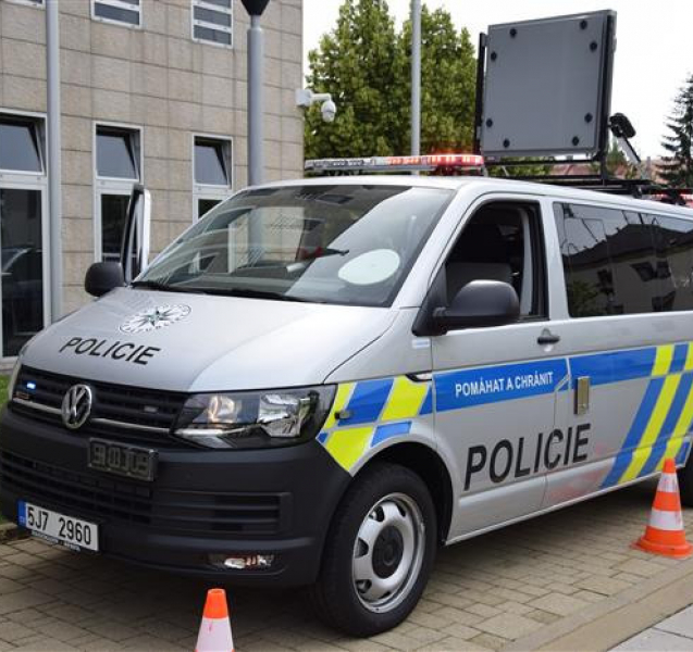 Kraj Vysočina daroval policistům dvě speciální auta