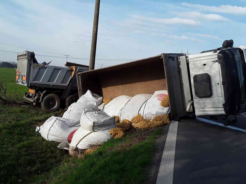 U Věže havaroval náklaďák s brambory