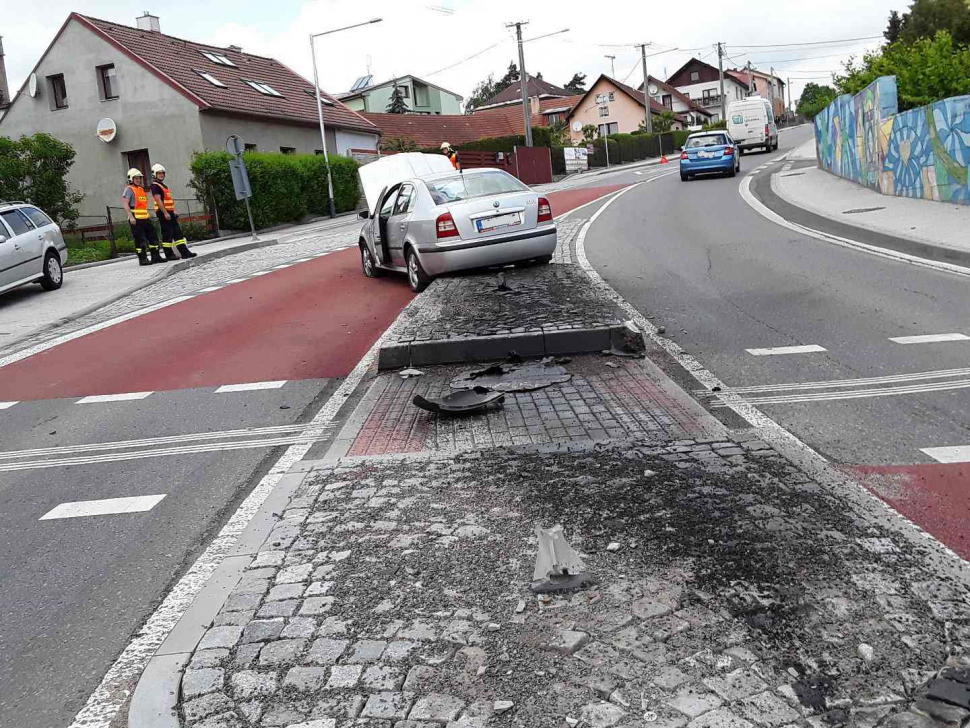 V Ostrově nad Oslavou narazilo auto do značky