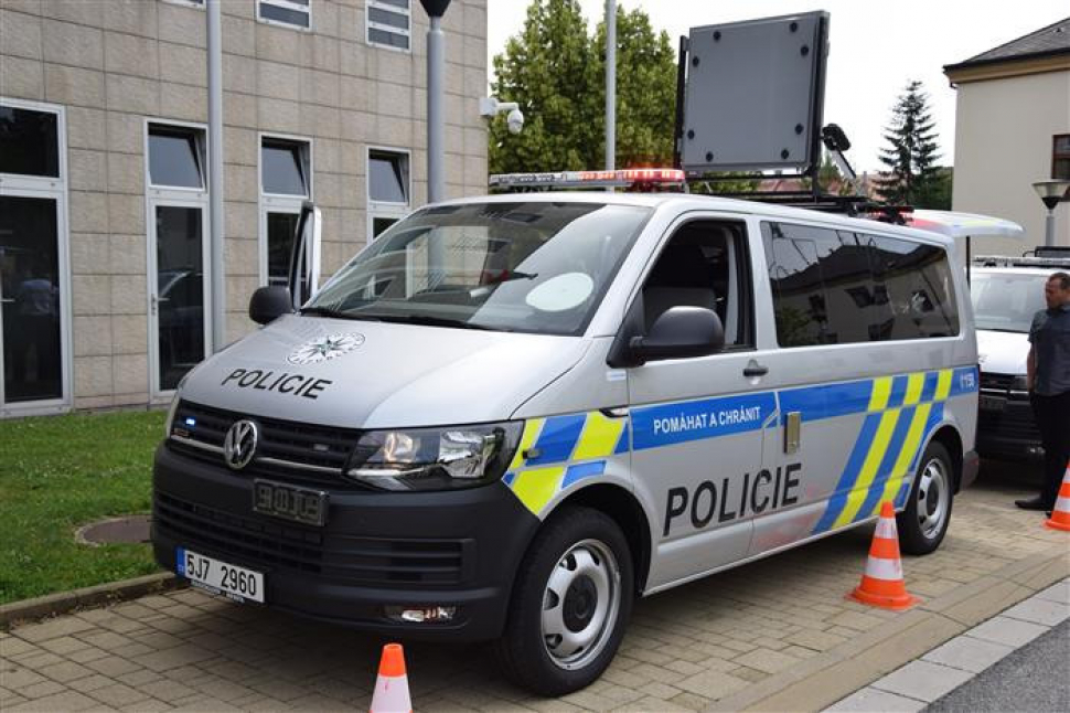 Kraj Vysočina daroval policistům dvě speciální auta