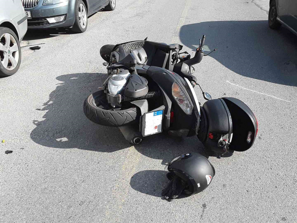 Během nehody auta s motorkou došlo ke zranění motorkáře