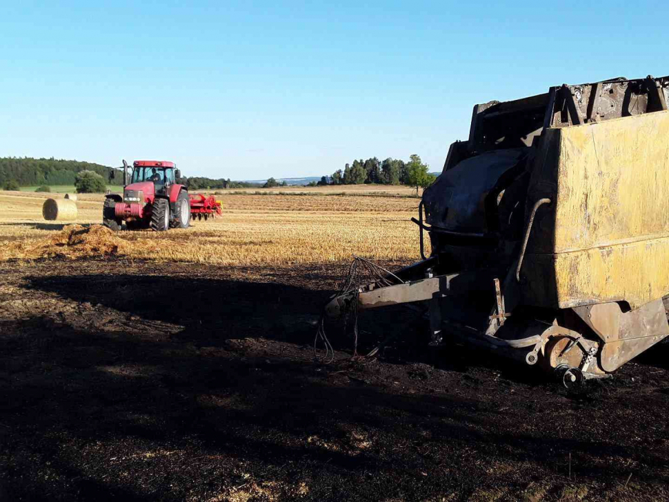 Hasiči zasahovali v neděli u požáru balíkovacího stroje